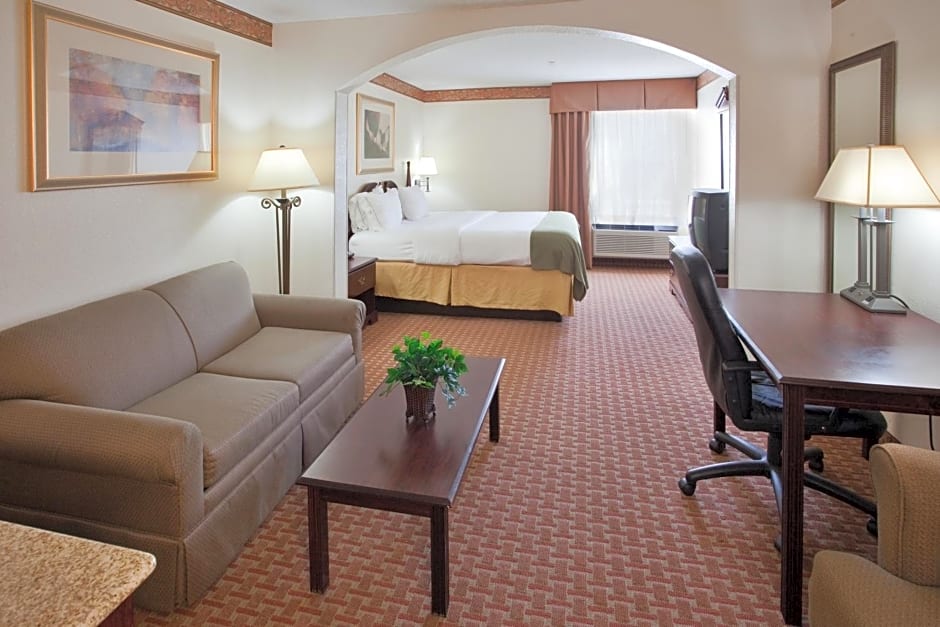 Holiday Inn Express & Suites Wilson I-95, an IHG Hotel