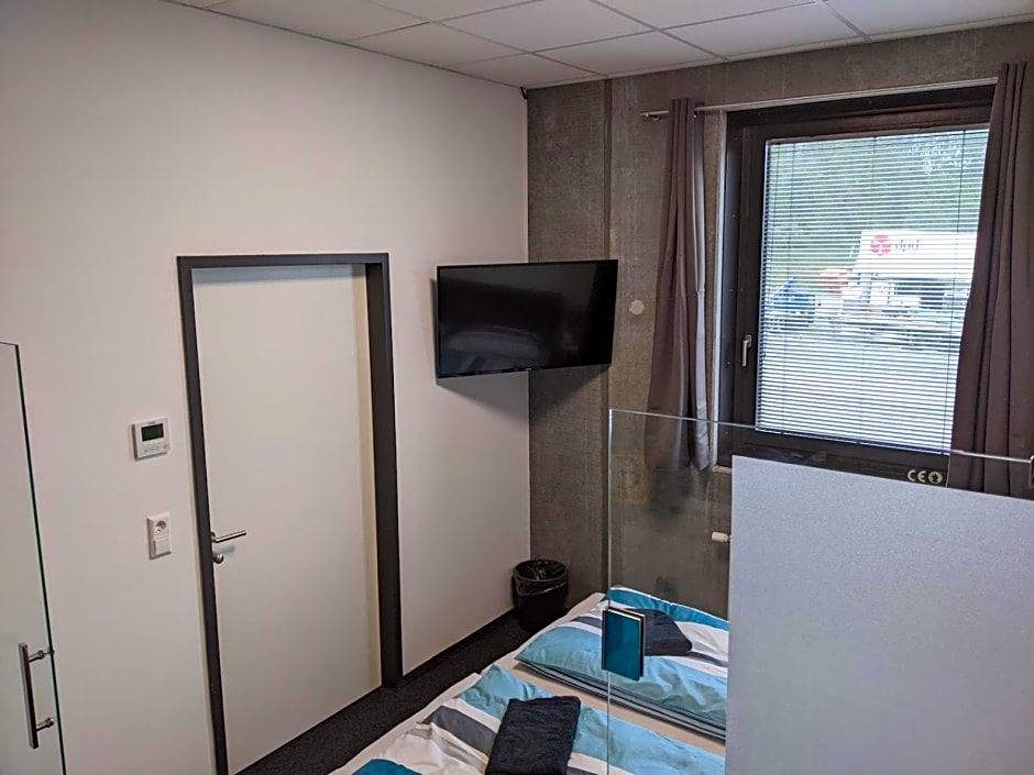 BUSINESS-MOTEL free WiFi & massage, air-con, XXL-Parking