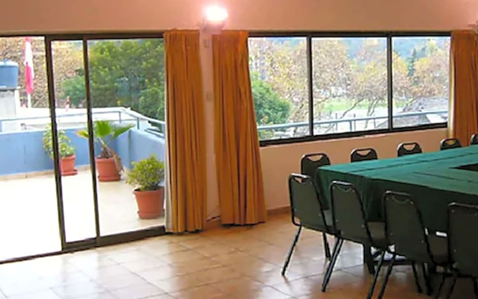 Hotel Alcalá Del Río