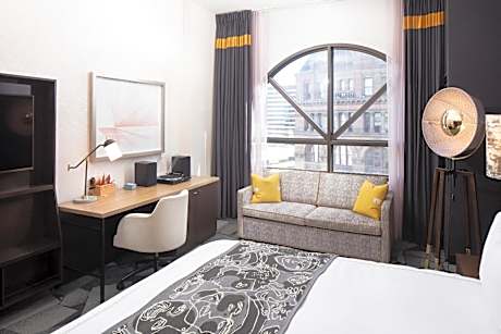 Deluxe King Accessible Bathtub