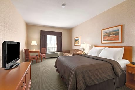 2 Queen Beds and 1 King Bed Suite Non-Smoking