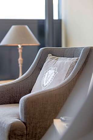 Suite with Terrace and City View