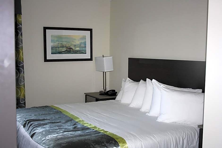 Crossroads Inn & Suites