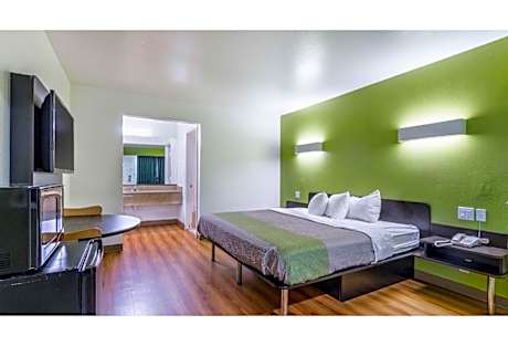 1 King Bed | Mobil Access Tub Nsmk Micfridg