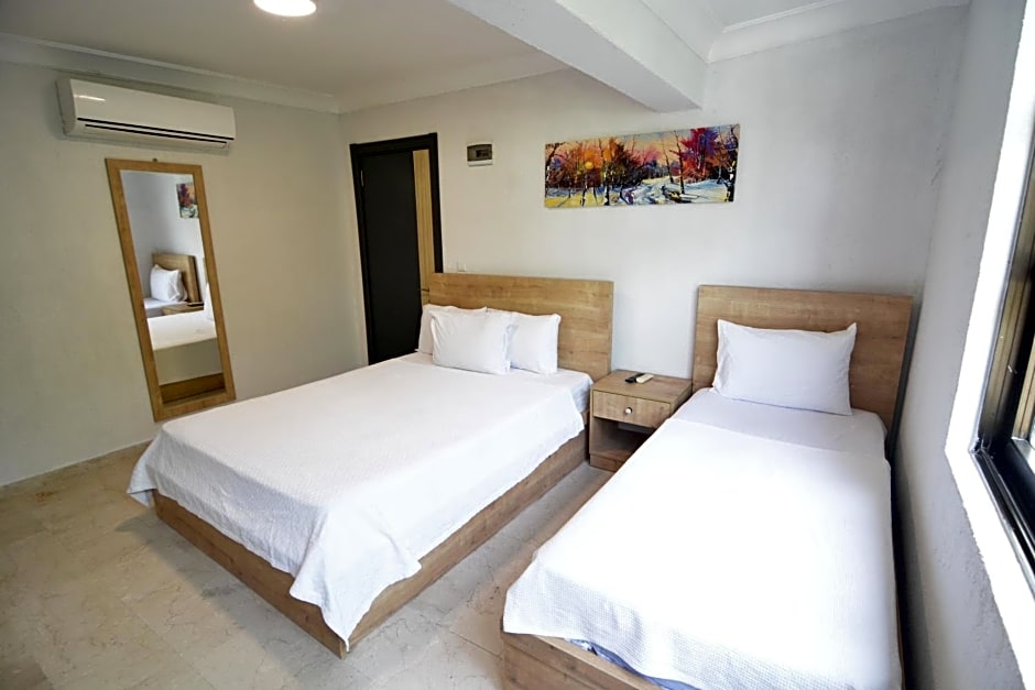 Ados Hotel