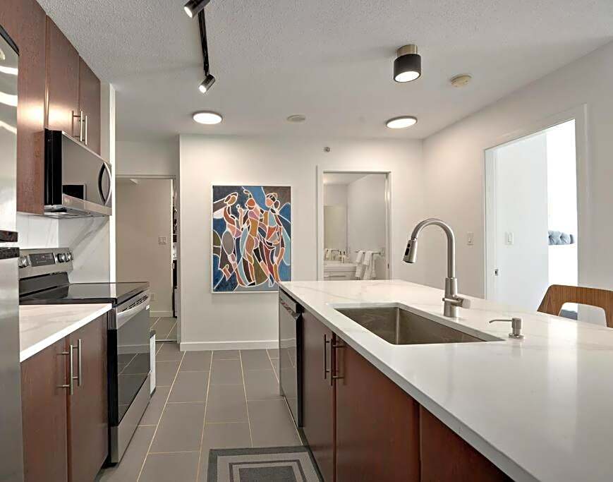 Luxary Condo Downtown Vancouver with free parking