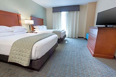 Queen Suite with Sofa Bed - Accessible, Tub