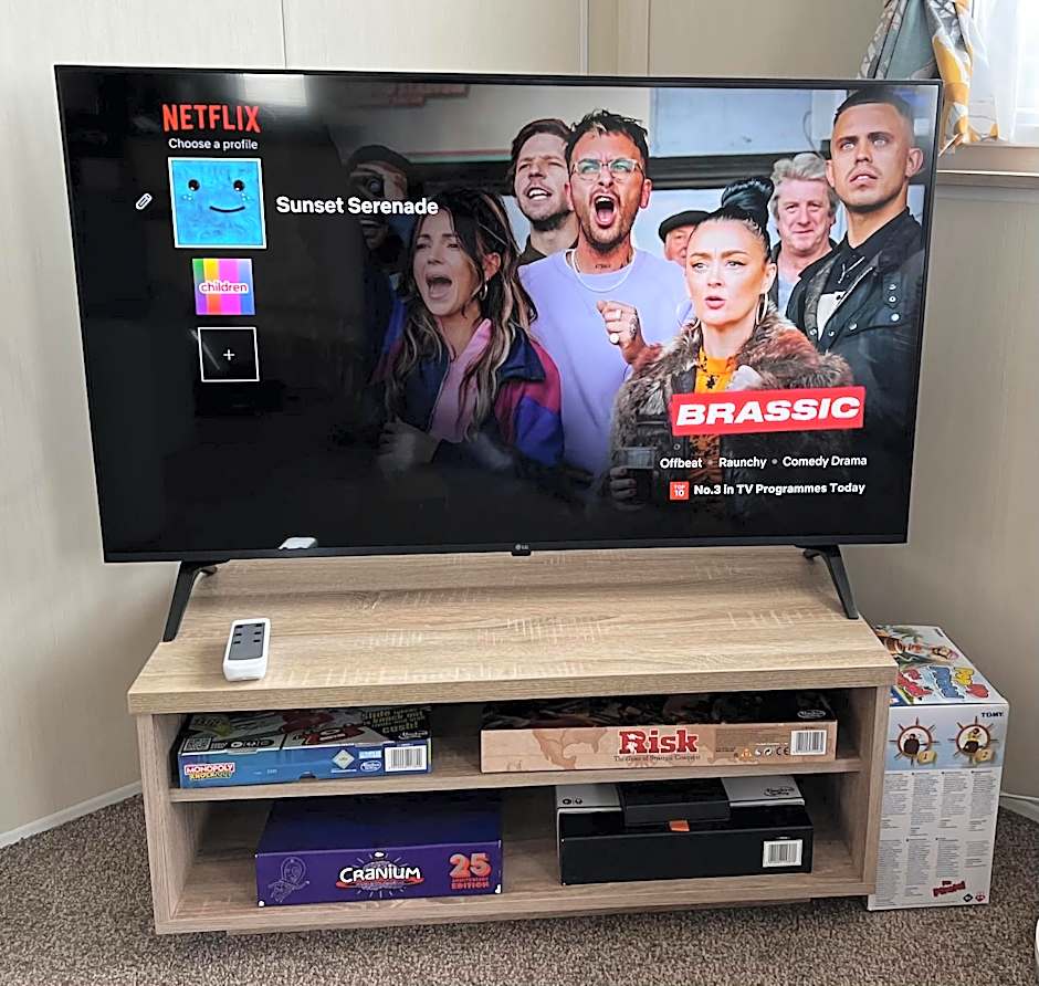 Chic, spacious & fun coastal retreat - family friendly - 3 min walk to beach