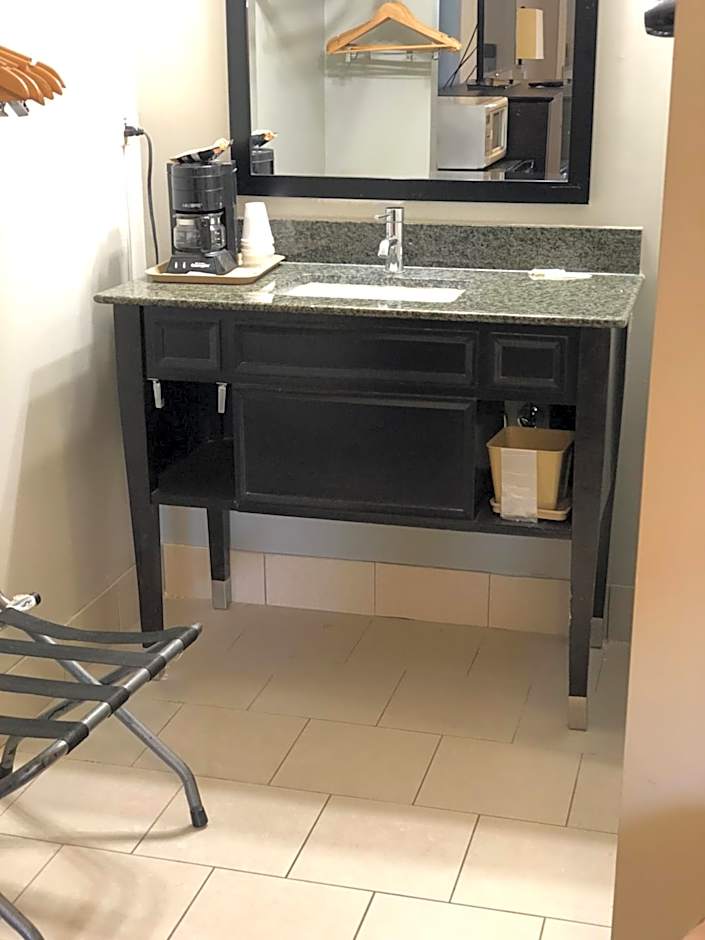 Deerfield Inn and Suites - Fairview