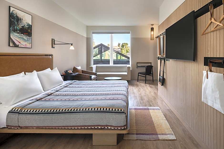 Photo 1 of 6 of 1 King Bed