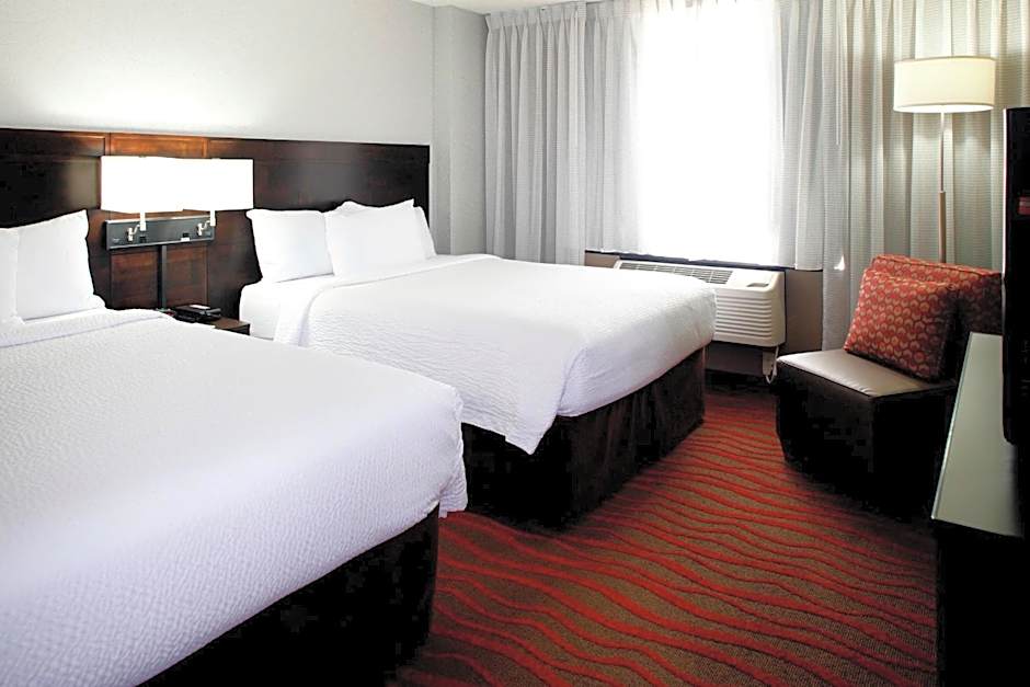 Foto 1 di 3 di 1 Bedroom 2 Queen Beds with Sofabed Suite, Hearing Accessible