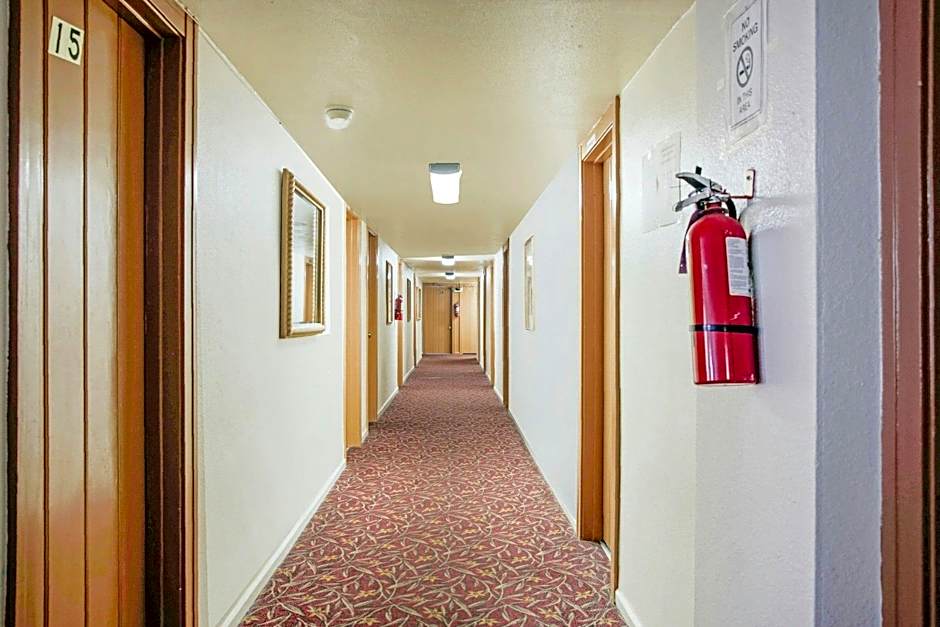 OYO Cameron Historic Hotel Brownsville I-69E