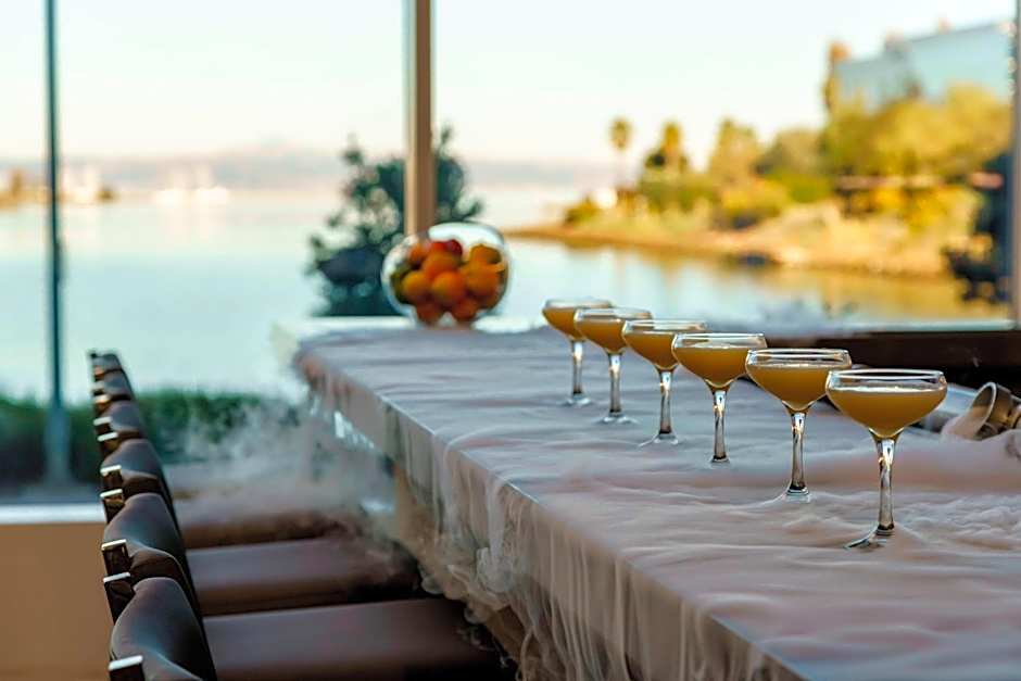 AC Hotel by Marriott San Francisco Airport/Oyster Point Waterfront