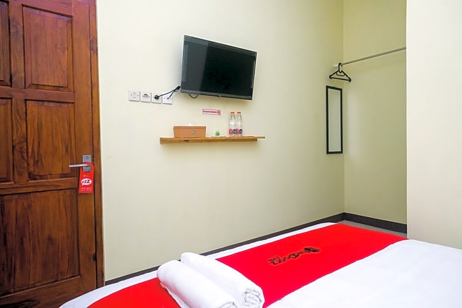 RedDoorz near Tirtonadi Park Solo
