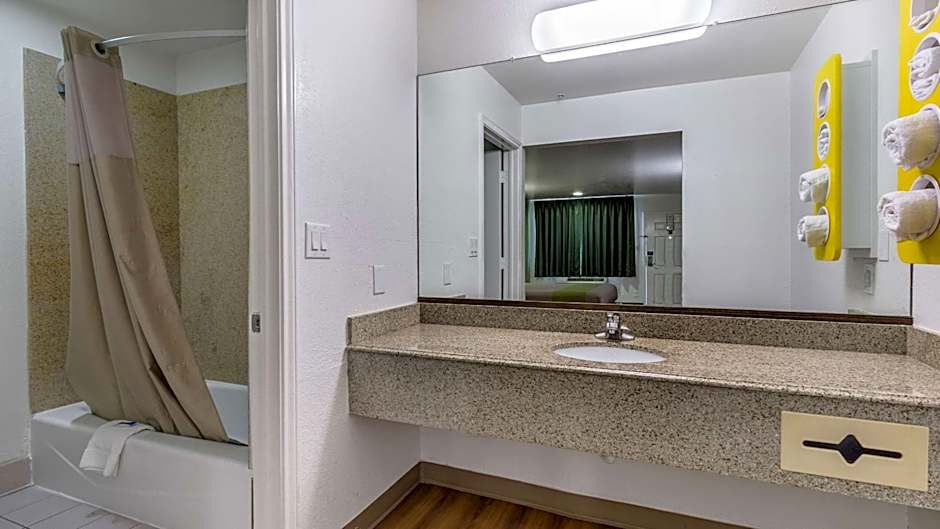 Motel 6-San Marcos, TX - North