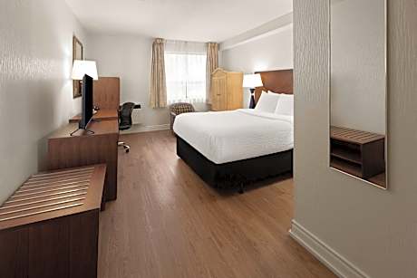 1 Queen Bed, Mobility Accessible Room, Bathtub w/ Grab Bars, Non-Smoking