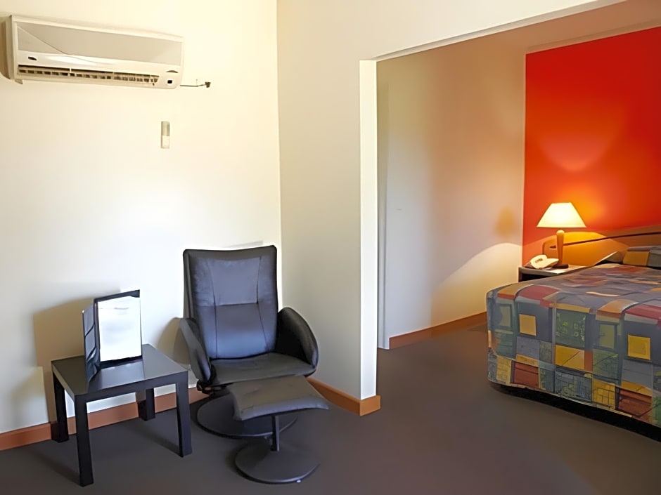 Seasons Hotel Newman