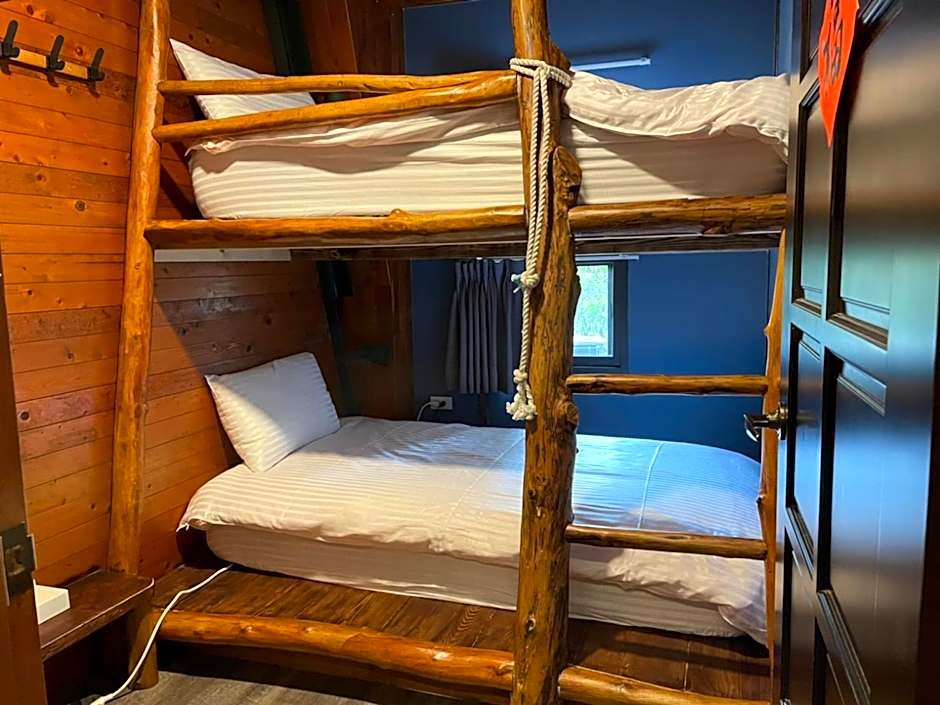 Yue Lake Backpackers