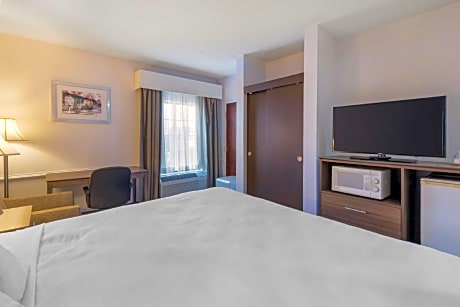 King Room with Roll-In Shower - Disability Access/Non-Smoking