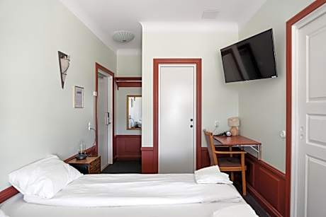 Double Room with Private Bathroom & Windows