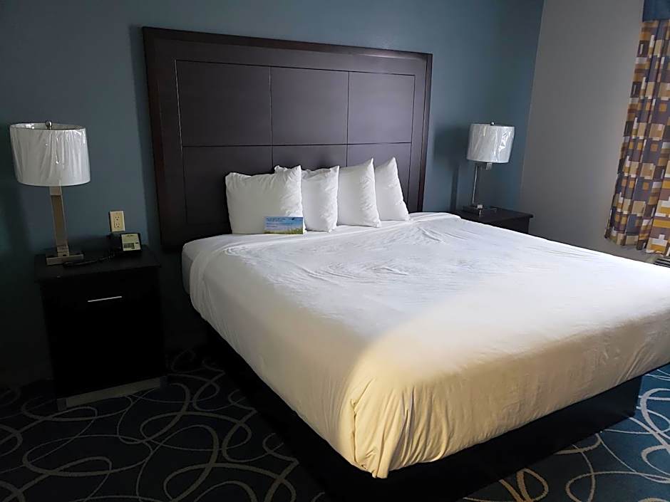Days Inn & Suites by Wyndham Cleburne TX