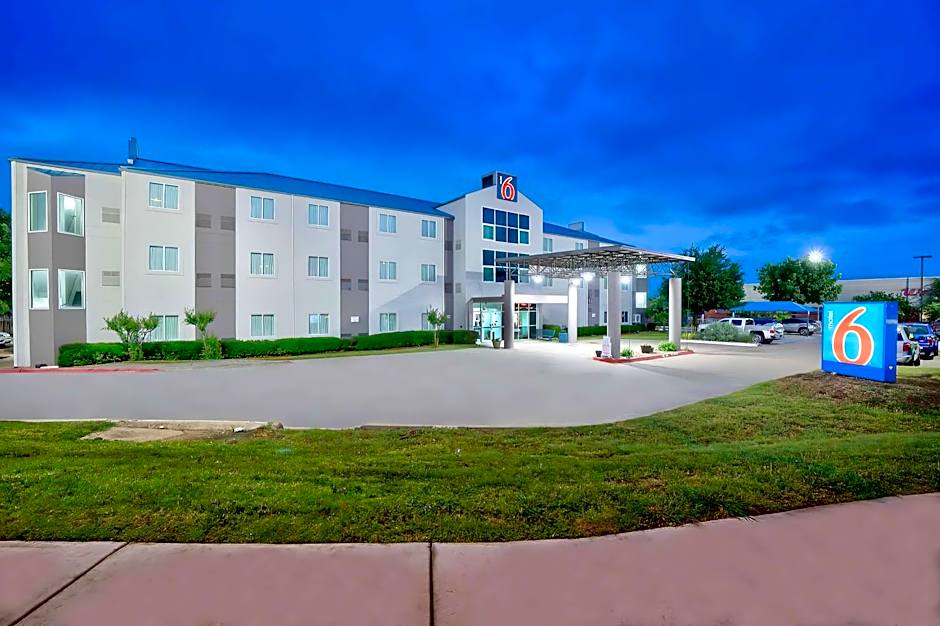 Motel 6-Benbrook, TX - Fort Worth