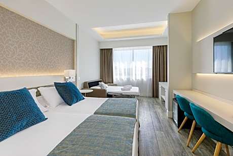 Family Room (2 Adults + 1 Child)
