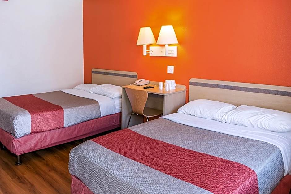 Motel 6-Bakersfield, CA - Convention Center