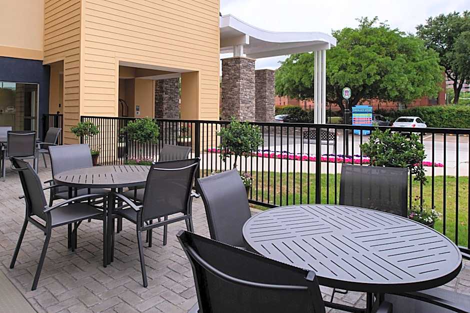 Fairfield Inn & Suites by Marriott Arlington Near Six Flags