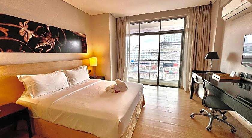 The Straits Hotel & Suites