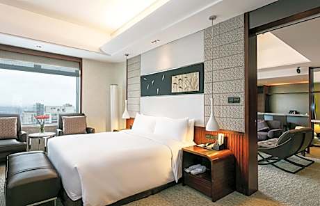 One-Bedroom King Suite with Lake View