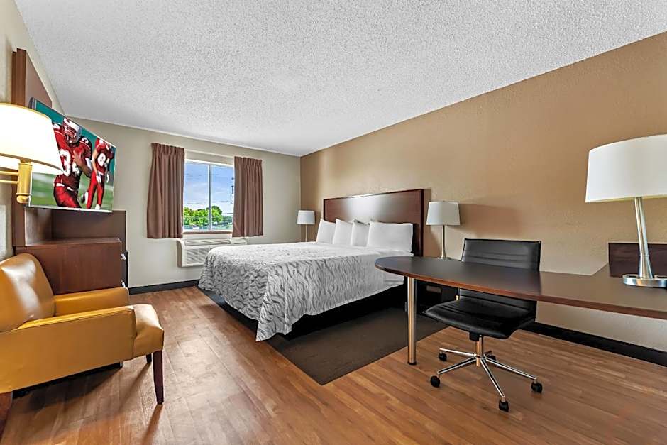 Red Roof Plus+ & Suites Malone