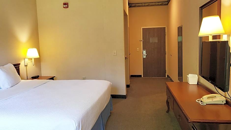 Magnuson Hotel West Liberty