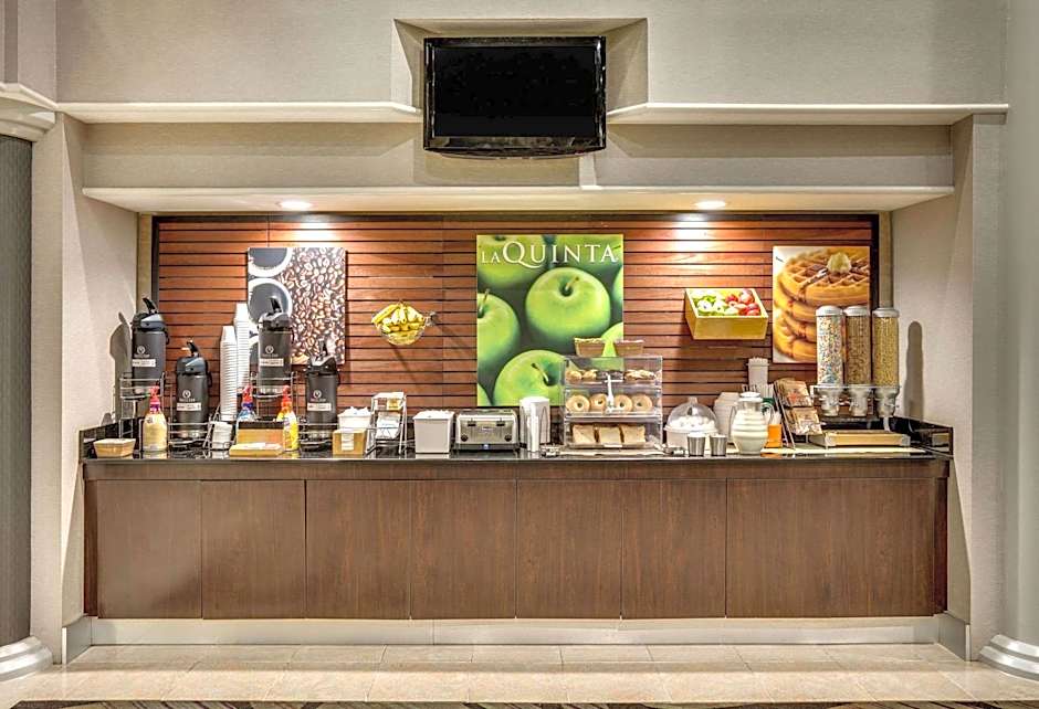La Quinta Inn & Suites by Wyndham Dallas Addison Galleria