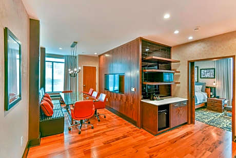 One-Bedroom King Suite with Dining Area