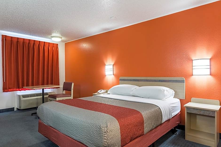 Travelodge by Wyndham Lansing