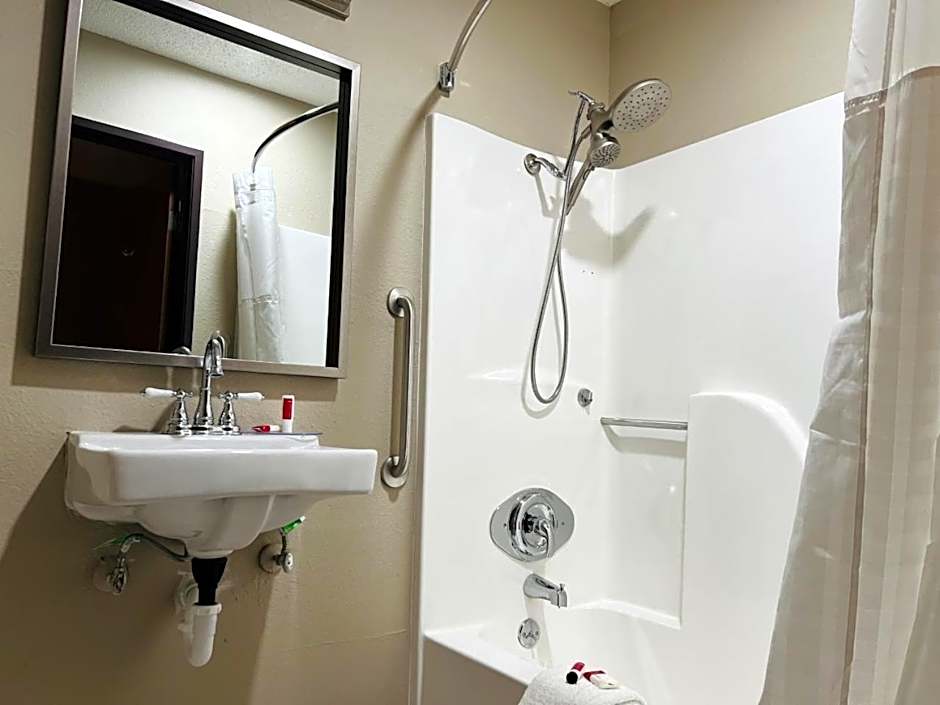 Super 8 by Wyndham Pratt