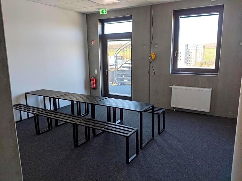 BUSINESS-MOTEL free WiFi & massage, air-con, XXL-Parking