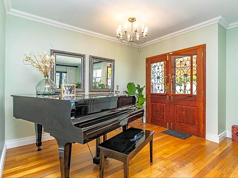 Hermanus Cliff Path Lodge - No Load-shedding