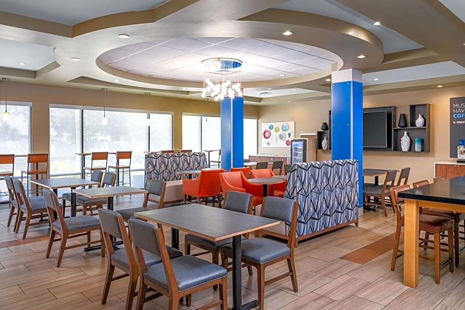 Holiday Inn Express & Suites Lakeland South By IHG