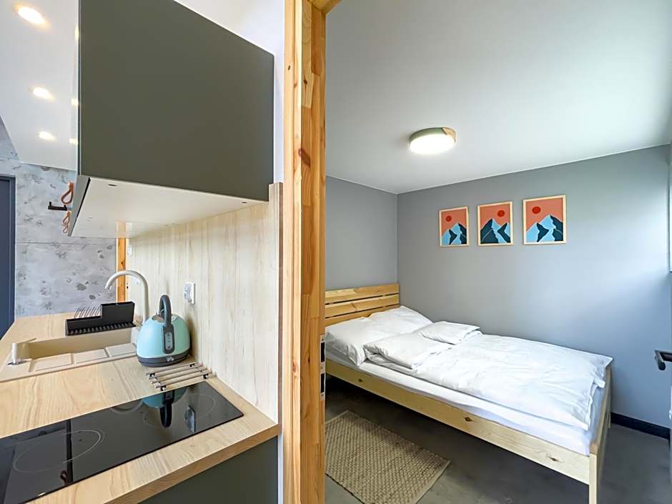 Stodoły Modyń - Domki w Beskidzie Wyspowym - staw kąpielowy, balia, sauna, grota solna - widok na góry