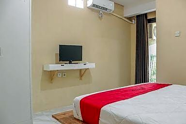 RedDoorz Syariah near Pasar Modern Cikopo