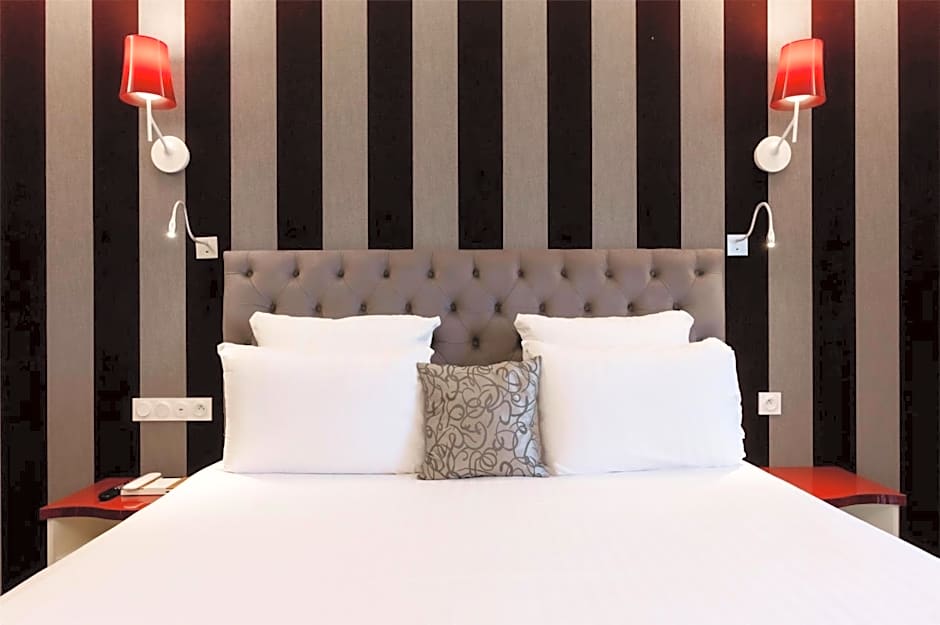 Hotel Dali Val d'Europe Tapestry Collection by Hilton