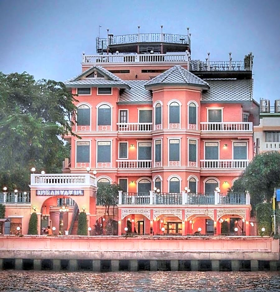 Hiranyakul House Riverside