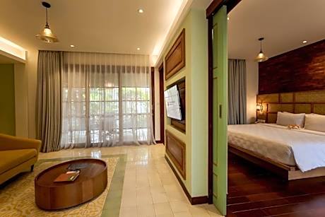 One-Bedroom Suite with Bathtub and Balcony