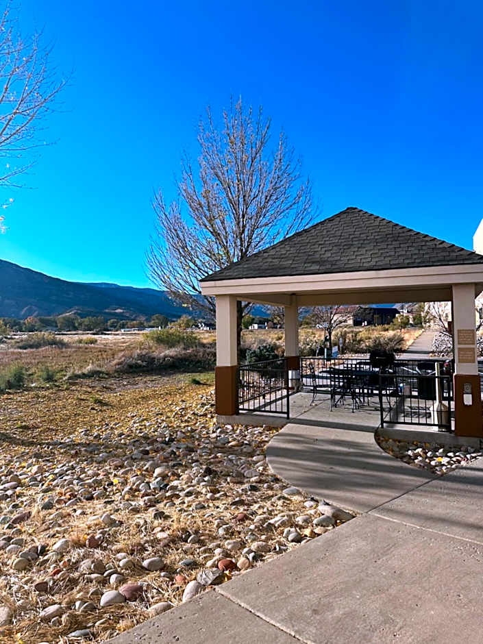 Western Slope Suites Parachute