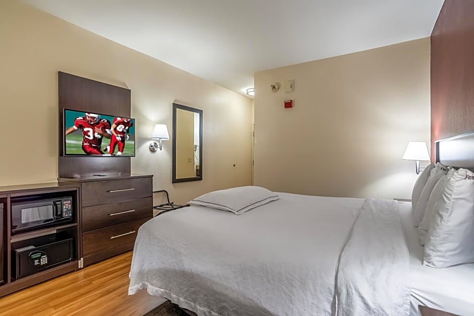 Red Roof Inn PLUS+ Long Island - Garden City