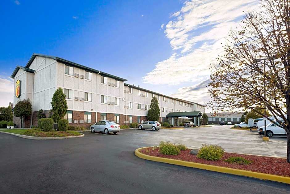 Super 8 by Wyndham Milwaukee Airport