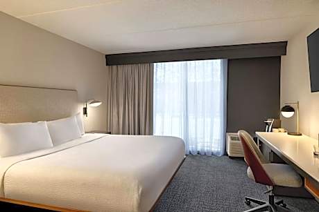 King Room with Roll-in Shower - Mobility and Hearing Accessible