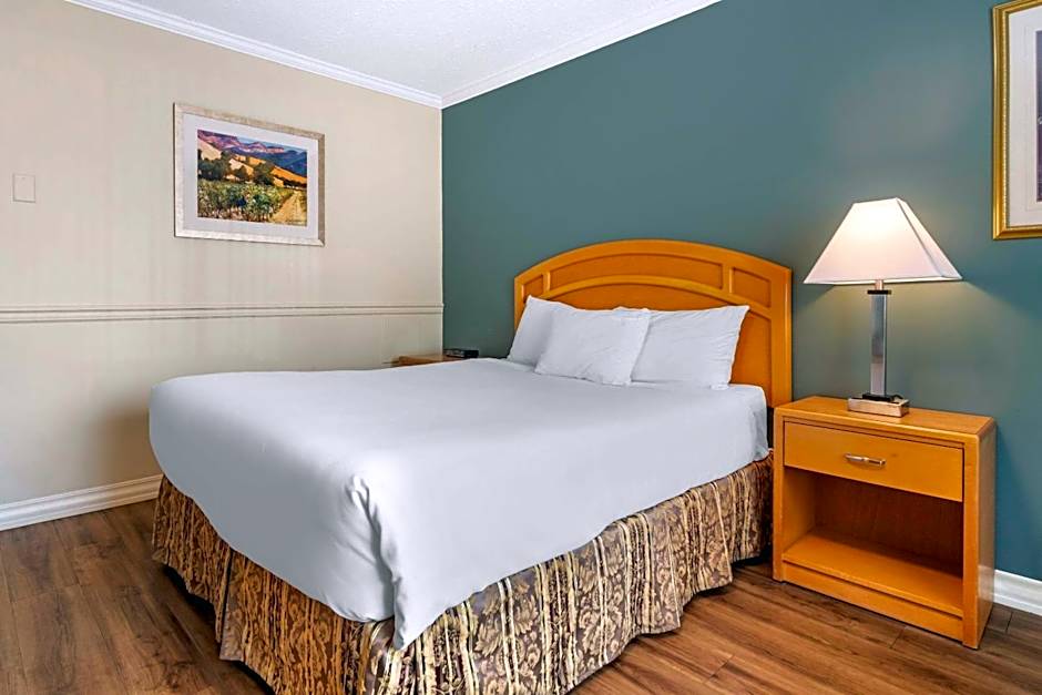 Econo Lodge Inn & Suites